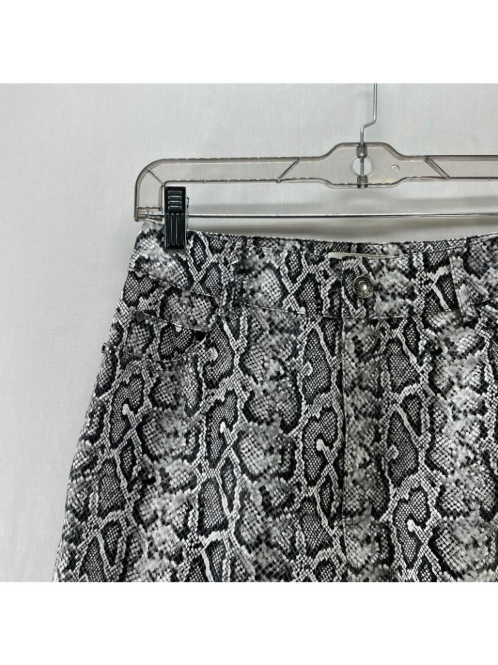 J.ING Faux Leather Snake Print Mini Skirt Size M Lined Zip Fly Pocket Gray Black - Picture 6 of 13